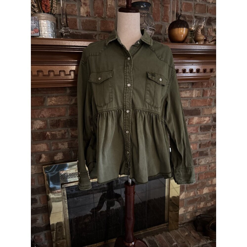 We The Free Green Baby Doll Dylan Heavy blouse Size Small Pearl Snaps in front